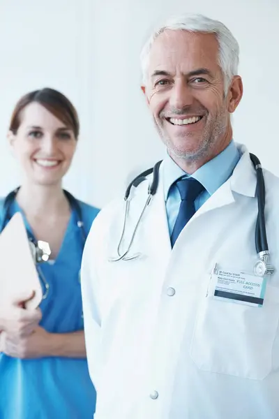 Happy Portrait Senior Doctor Nurse Hospital Clipboard Medical Research Collaboration — Stock Photo, Image