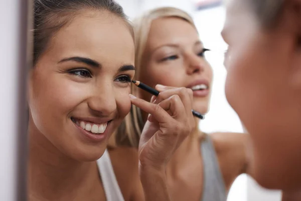 Mujeres Cosméticos Maquillaje Con Amigos Belleza Espejo Para Chicas Noche — Foto de Stock