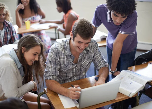 College Onderwijs Studenten Laptop Samen Voor Het Leren Testen Toekomstige — Stockfoto