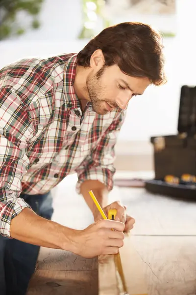 Homem Carpinteiro Mesa Com Madeira Pensando Construindo Para Renovação Reparação — Fotografia de Stock