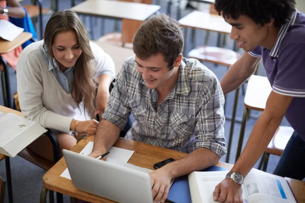 Universiteit Onderzoek Studenten Aan Laptop Samen Voor Ontwikkeling Leren Testen — Stockfoto