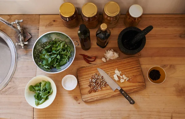 Salat Kniv Ingredienser Køkkenbordet Eller Madlavning Som Grønne Grøntsager Eller - Stock-foto