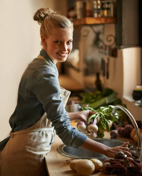 Mujer Retrato Lavado Verduras Alimentos Saludables Para Higiene Cocción Preparación — Foto de Stock