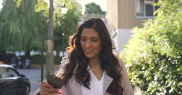 Mujer Teléfono Inteligente Caminar Ciudad Con Viajes Desplazamientos Comunicación Con — Vídeos de Stock