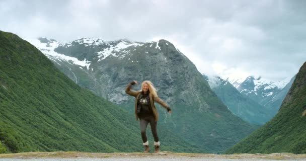 Pěší Turistika Příroda Šťastná Žena Horách Tančící Sněhobílých Kopcích Venku — Stock video