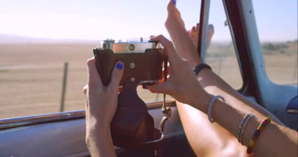 Nogi Przez Okno Samochód Zdjęcie Wycieczkę Podróże Lub Relaks Zbliżeniu — Wideo stockowe