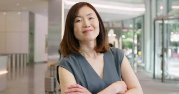 Bizneswoman Szczęśliwa Twarz Lobby Biurze Lub Centrum Konferencyjnym Skrzyżowanymi Ramionami — Wideo stockowe
