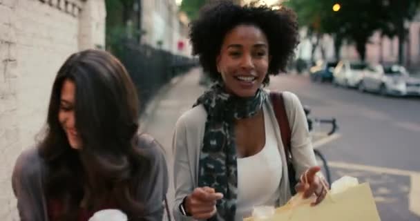 Женщины Друзья Сумка Кофе Улице Разговор Счастливы Вместе Тротуаре Метро — стоковое видео