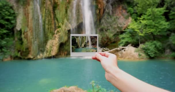 委内瑞拉的自然旅行 地标或天使瀑布度假中的瀑布人 手和图像 拍摄自然景观 宁静的河流或户外记忆照片的旅客的衣物 — 图库视频影像