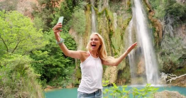 Glückliche Frau Videoanruf Und Wasserfall Für Soziale Medien Reisen Oder — Stockvideo