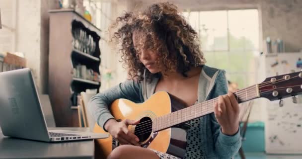 Laptop Guitarra Mulher Casa Aprendendo Tocar Instrumento Com Aula Online — Vídeo de Stock