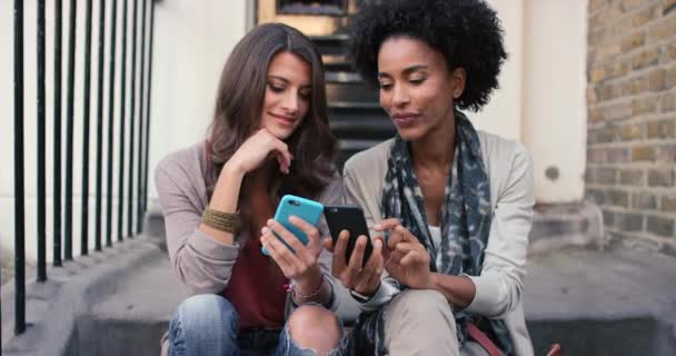 Vrouwen Vrienden Mobiele Telefoon Voor Gesprekken Stad Als Internetverbinding Sociale — Stockvideo