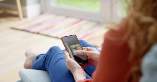 Mulher Smartphone Tela Para Foto Relaxamento Memória Pessoa Sofá Sala — Vídeo de Stock