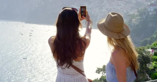 摄影或大自然中的朋友 在夏天 假期或假日旅行 寻开心或冒险 带着记忆 剪贴画或风景照片的意大利境外女性的智能手机 个人资料图片或背面 — 图库视频影像