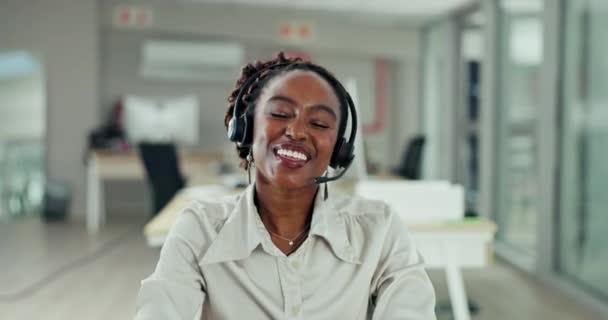 为客户服务 电话营销或呼叫中心的帮助而在肖像中的女性 耳机和微笑 为客户提供支持 咨询或在线协助的黑人特工 面部和通话 — 图库视频影像