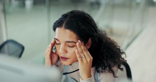 Mujer Centro Llamadas Dolor Cabeza Estrés Dolor Con Respiración Exceso — Vídeos de Stock