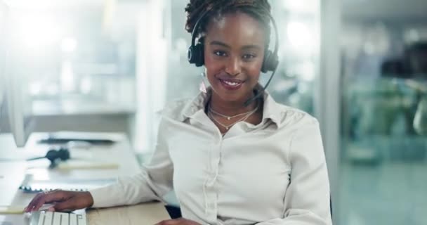 拥有电话营销 呼叫中心或耳机通信的脸 业务和黑人妇女 带有耳机或附有咨询或服务台的技术支持的肖像 非洲人士或保险顾问 — 图库视频影像