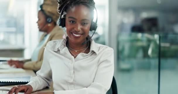 呼叫中心和黑人妇女与电话营销 技术支持和耳机通信 带有耳机的肖像 非洲人士或保险顾问和设有服务台的客户服务 — 图库视频影像
