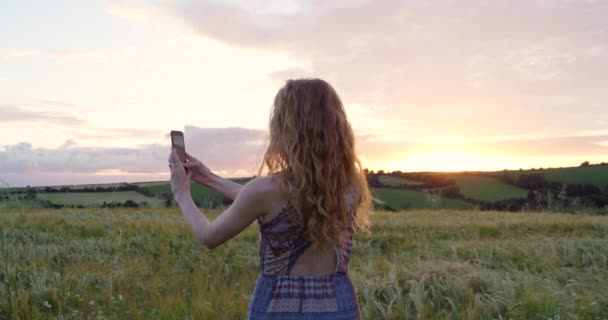 Sunset Fotografi Dan Wanita Alam Dengan Telepon Untuk Perjalanan Blog — Stok Video