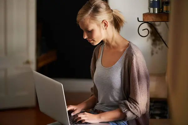 Woman Freelancer Laptop Networking Remote Work Internet Connection Kitchen Info — Stock Photo, Image