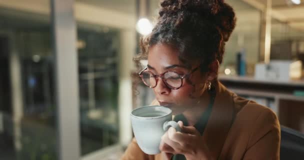 Kobieta Kawa Późno Nocy Lub Czytania Laptopie Jako Adwokat Dla — Wideo stockowe