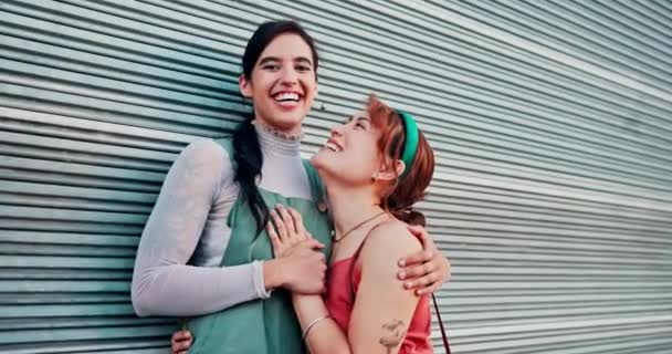 Женщины Лесбиянки Поцелуи Открытом Воздухе Счастливых Отношений Lgbt Сообщества Разнообразия — стоковое видео