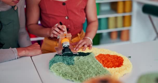 Руки Команда Тушіння Килимовим Різьбяром Дизайн Або Гоління Текстилю Разом — стокове відео