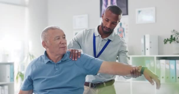 Yaşlı Bir Adam Fizyoterapist Emeklilik Veya Rehabilitasyon Iyileşme Sakatlık Eğitimi — Stok video