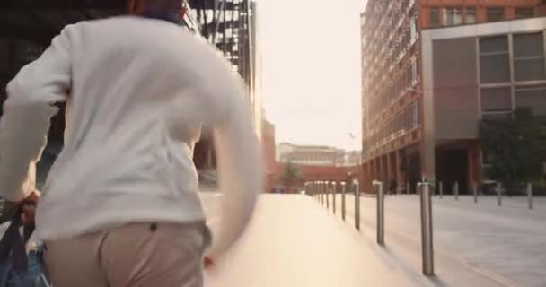 Koşuyor Korkuyor Şehirde Adamı Telaşlı Acele Ediyor Işe Geç Kalmaktan — Stok video
