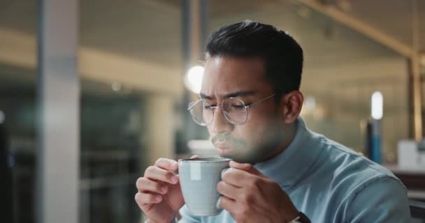 Empresário Noite Óculos Para Planejamento Café Ler Relatório Fazer Horas — Vídeo de Stock