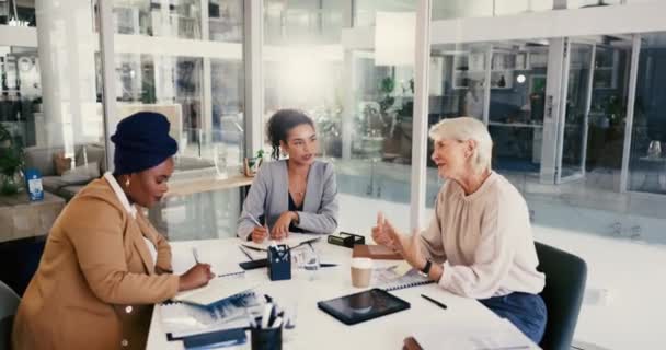 マネージャー ビジネス女性 グループ メンターとのオフィスミーティングでのトレーニングとディスカッション シニアリーダー チーム 財務コンサルタントがアイデアをブレインストーミングし プロジェクトのためのノートを計画し — ストック動画