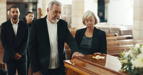 悲伤和死亡与老妇人在教堂告别 思考和悲伤 精神健康 抑郁和对参加追悼会的老年人的尊重 — 图库照片