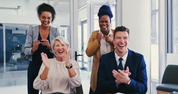 Szczęśliwi Biznesmeni Brawa Pracy Zespołowej Gratulacje Awans Lub Wygraną Biurze — Wideo stockowe