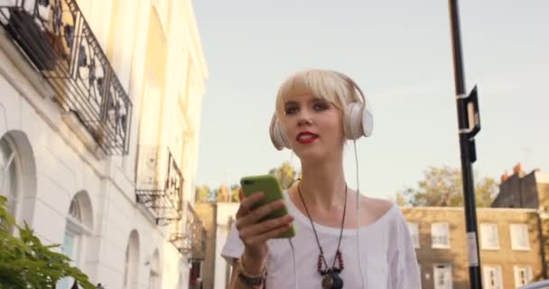 Gehen Kopfhörer Oder Frau Der Stadt Mit Telefon Für Kommunikation — Stockvideo