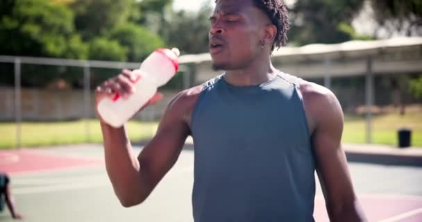 Homem Bebida Água Para Sede Esporte Fora Corpo Fresco Para — Vídeo de Stock