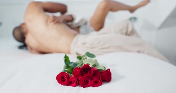 Пара Красные Розы Лежа Кровати Годовщину Любовь Валентинки День Романтике — стоковое видео