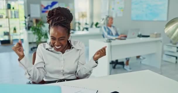 キャリアにおける成功 達成または雇用促進でオフィスで祝賀 フィストポンプ 黒人女性 職場での良いニュースを応援するハッピーで興奮しプロの若いクリエイティブデザイナー — ストック動画