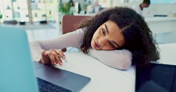 Laptop Entediado Cansado Com Mulher Negócios Deitado Mesa Escritório Com — Vídeo de Stock