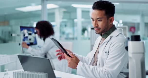 タブレット 科学者 ラップトップにテクノロジーを用いた医学の研究 ヘルスケア オンライン研究 アジアの専門家 コンピュータ 臨床試験の読み取り イノベーションのための情報 — ストック動画