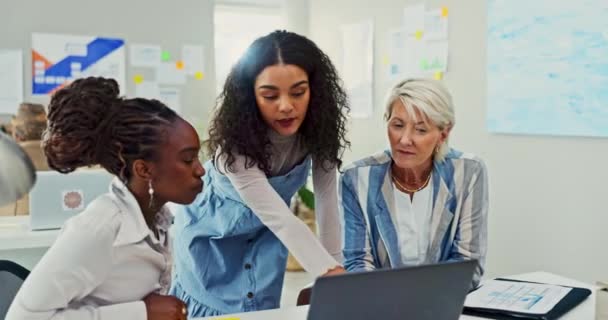 Escritório Brainstorming Grupo Mulheres Laptop Juntos Para Revisão Digital Feedback — Vídeo de Stock
