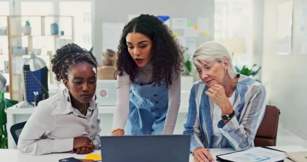 Büro Schulung Und Gruppe Von Frauen Computer Zusammen Für Digitale — Stockvideo