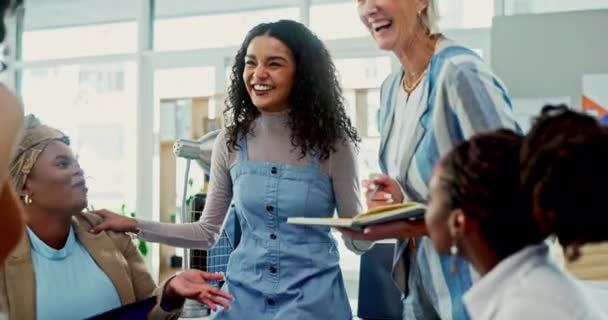 オフィス ミーティング そしてエンパワーメント 面白い議論で笑う女性のグループ クリエイティブワークショップ チームビルディング 従業員が職場でのサポート 価値観 連帯でブレインストーミング — ストック動画
