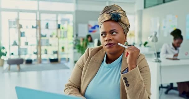 ラップトップ ビジネス 思考黒人女性 スタートアップオフィスのビジョンのためのタイピングや問題解決 インスピレーション 意思決定 ブレインストーミングのアイデアを持つコンピュータ プランニング クリエイティブプロのライター — ストック動画