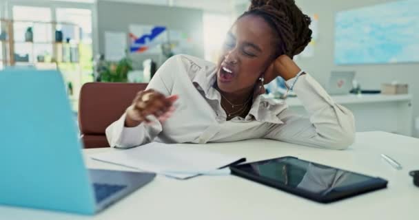 笔记本电脑 厌倦了 厌倦了商业黑人妇女在办公室的办公桌与疲劳或疲劳的工作 工作场所的计算机 精疲力竭或打呵欠 不快乐或情绪低落的年轻雇员 — 图库视频影像