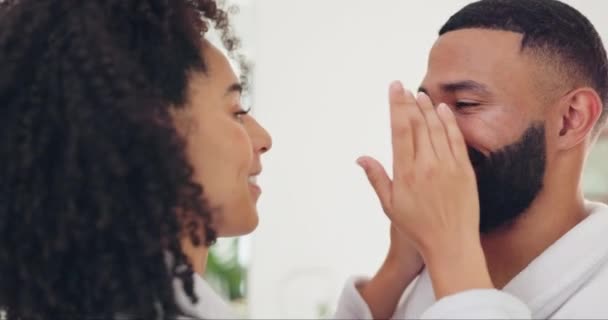 Boldog Pár Krém Reggeli Bőr Kozmetikumok Arckezelés Vagy Ápolás Otthon — Stock videók