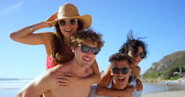Praia Verão Piggyback Com Dois Amigos Livre Juntos Por Amor — Vídeo de Stock