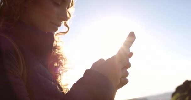 Närbild Kvinna Och Text Smartphone För Att Vandra Berg Och — Stockvideo