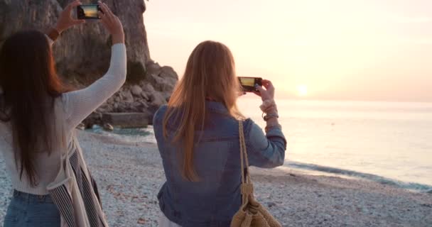 Φωτογραφία Ηλιοβασίλεμα Φίλοι Στη Θάλασσα Για Διακοπές Στα Μέσα Κοινωνικής — Αρχείο Βίντεο