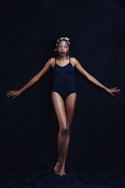 Moda Estética Retrato Mulher Negra Sobre Fundo Escuro Com Confiança — Fotografia de Stock