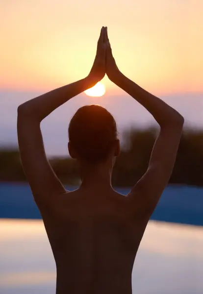 Árbol Yoga Mujer Meditan Atardecer Piscina Para Cuerpo Sano Bienestar — Foto de Stock